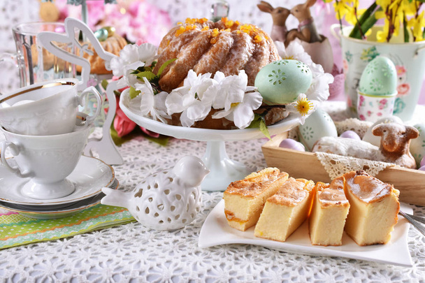 húsvéti asztali gyönyörű dekorációk, hagyományos élesztő ring sütemény és más ünnepi reggeli sütemények - Fotó, kép