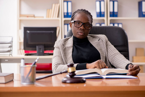 Fekete női ügyvéd courthouse  - Fotó, kép