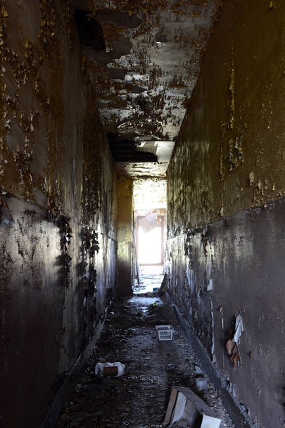 Pasillo oscuro en un edificio de apartamentos abandonado en Detroit
 - Foto, imagen