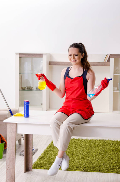 Νεαρή όμορφη γυναίκα καθαρισμού διαμέρισμα  - Φωτογραφία, εικόνα