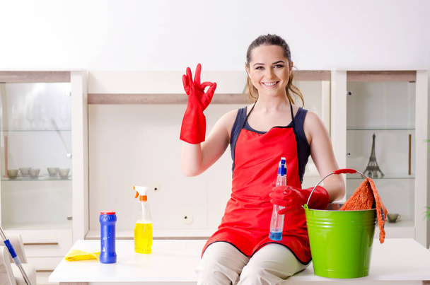 Νεαρή όμορφη γυναίκα καθαρισμού διαμέρισμα  - Φωτογραφία, εικόνα