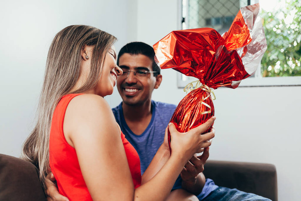 Boyfriend presents his girlfriend with a chocolate easter egg - Zdjęcie, obraz