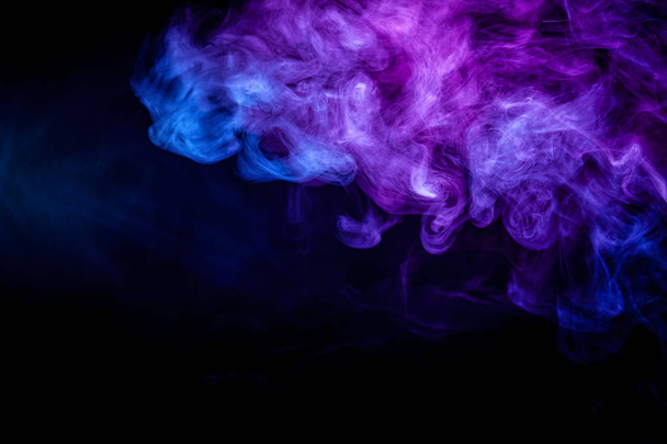 Tiheä sininen ja violetti savu mustalla eristetyllä taustalla. Tausta savu vap
 - Valokuva, kuva
