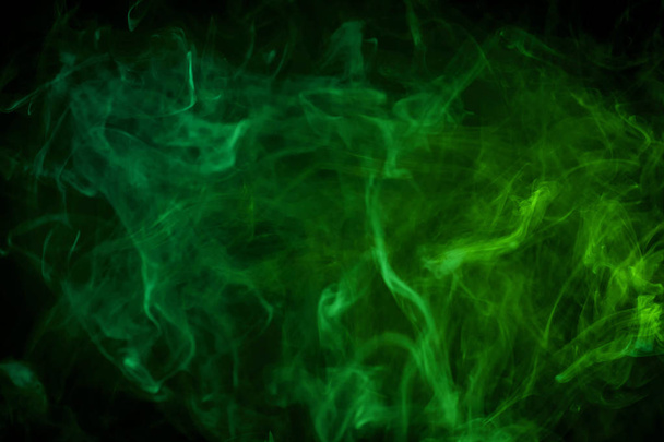 Nuage de fumée verte sur fond noir isolé. Contexte de la fumée du robinet
 - Photo, image