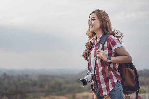 female tourist with backpack and camera in the countryside - Fotografie, Obrázek