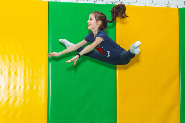 February 9, 2019 - Minsk, Belarus: Training in trampoline hall. Girls jump in trampoline hall - Foto, afbeelding