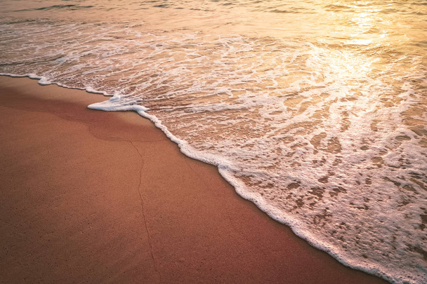 Пляж заходу сонця і гладкою хвилі абстрактного текстуру фону. Скопіюйте простір літнього відпочинку та ділових поїздок розслабитися концепції. Фільтр старовинні тони ефект колір стиль. - Фото, зображення