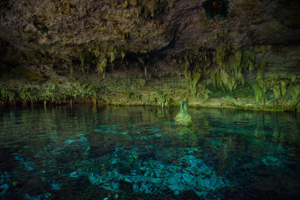Cenote Dos Ojos a tiszta kék víz a barlangban - Fotó, kép