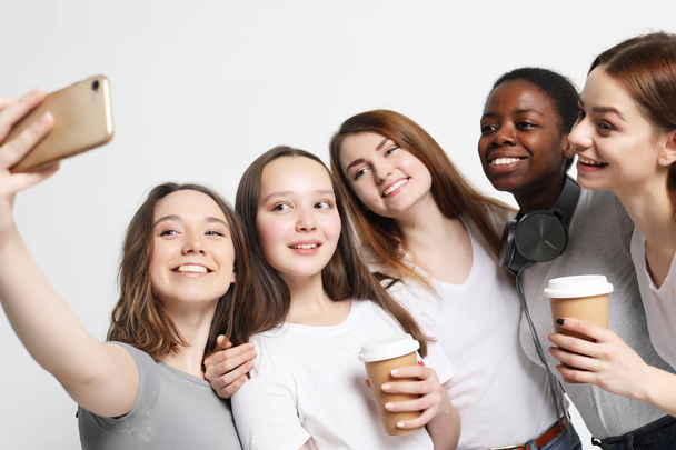 φωτογραφία πέντε πολυεθνικών κοριτσιών που γελούν και βγάζουν selfie  - Φωτογραφία, εικόνα