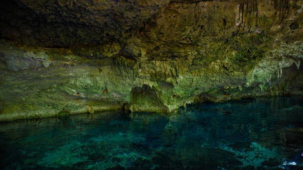 Cenote Dos Ojos con acqua limpida blu nella grotta
 - Foto, immagini
