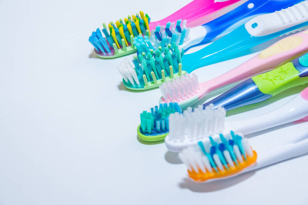 sbiancamento. cura dei denti. denti concetto sano. Nuovi spazzolini ultra morbidi di fila, Dental Industry. vari tipi di spazzolini da denti. bellissimo concetto di sorriso
. - Foto, immagini