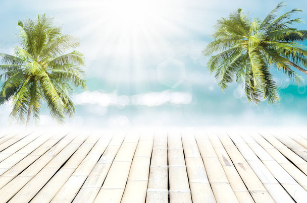 Trópusi beach bokeh nap fény hullám, és a palm fa másolása hely üres régi fa asztal bambusz absztrakt háttér életlenítés. Termék bemutatása a természetben. Vintage hang szűrő hatása color stílus. - Fotó, kép