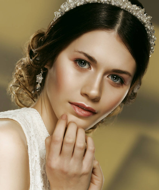 adorable young bride with gorgeous diadem in her hair - Foto, afbeelding