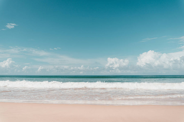 Тропический пляж с голубым небом и белым облачным фоном. Пространство для копирования концепции свободы летнего отдыха и отпусков. Стиль цветового эффекта фильтра
. - Фото, изображение