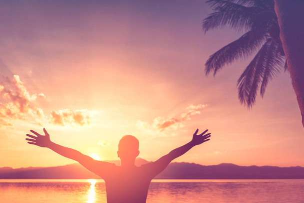 Χώρο αντίγραφο του ανθρώπου Σηκώστε το χέρι επάνω για ουρανό, το ηλιοβασίλεμα στην παραλία και νησί με παλάμη δέντρο αφηρημένο φόντο. Ελευθερία και τα ταξίδια περιπέτειας έννοια. Vintage ύφος φίλτρο εφέ χρώματος στυλ. - Φωτογραφία, εικόνα
