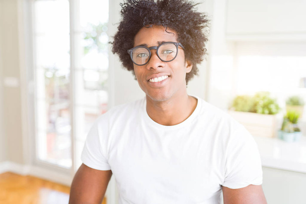 Афроамериканец в очках со счастливой и прохладной улыбкой на лице. Счастливчик
. - Фото, изображение