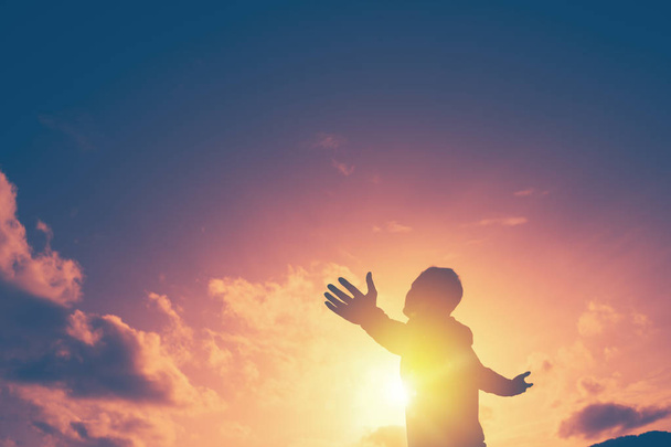 A férfi nő kezét fel-hegy és napnyugtakor ég absztrakt háttér másol hely. - Fotó, kép