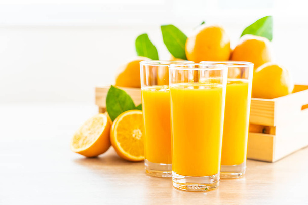 Свіжий апельсиновий сік для напоїв у склянці на дерев'яному столі - концепція здорової їжі
 - Фото, зображення