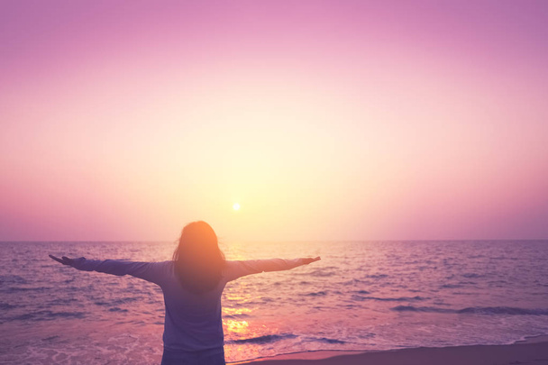 Копіювати простір жінки вгору рукою на небі заходу сонця на пляжі та фоні острова
. - Фото, зображення