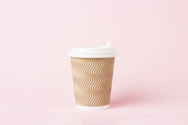 Κύπελλο χαρτί με ένα πλαστικό καπάκι σε ροζ φόντο. Έννοια ζεστό ποτό, τσάι ή καφέ, takeaway - Φωτογραφία, εικόνα