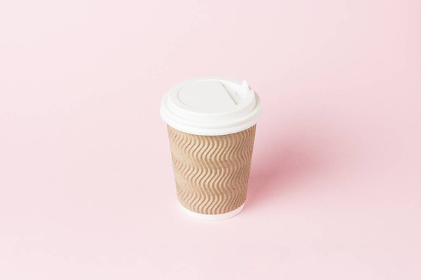 Copo de papel com uma tampa de plástico sobre um fundo rosa. Conceito de bebida quente, chá ou café, takeaway
 - Foto, Imagem