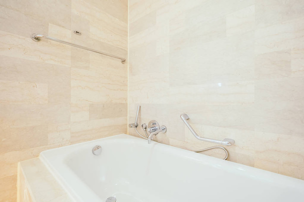 Интерьер ванной комнаты с белой ванной
 - Фото, изображение