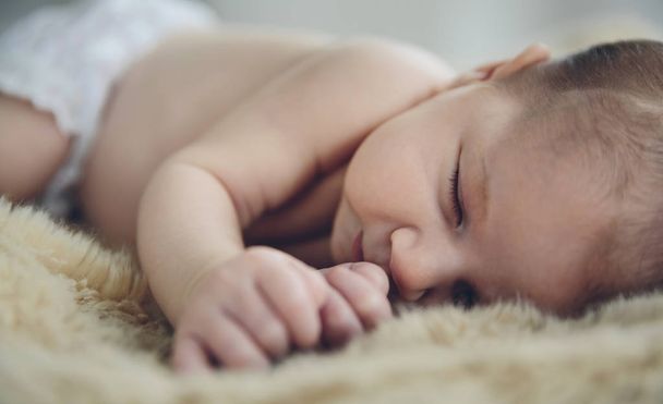 Bebé durmiendo en una manta - Foto, Imagen