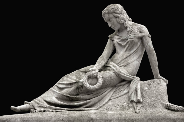 Mezarlıktaki bir kadın heykeli. - Fotoğraf, Görsel