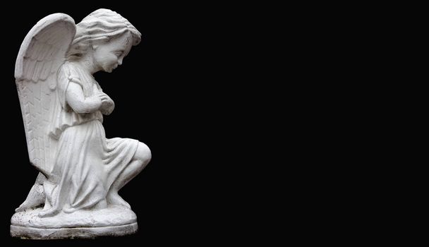 Статуя маленького ангела, молящегося на коленях
 - Фото, изображение