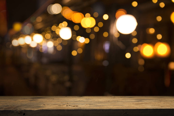 Bierfass mit Biergläsern auf einem Holztisch. Der dunkelbraune Hintergrund. - Foto, Bild