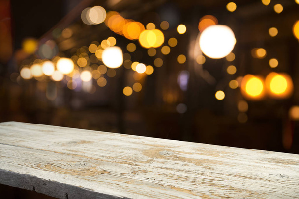 Bira fıçısı ve bira bardakları tahta bir masada. Koyu kahverengi arkaplan. - Fotoğraf, Görsel