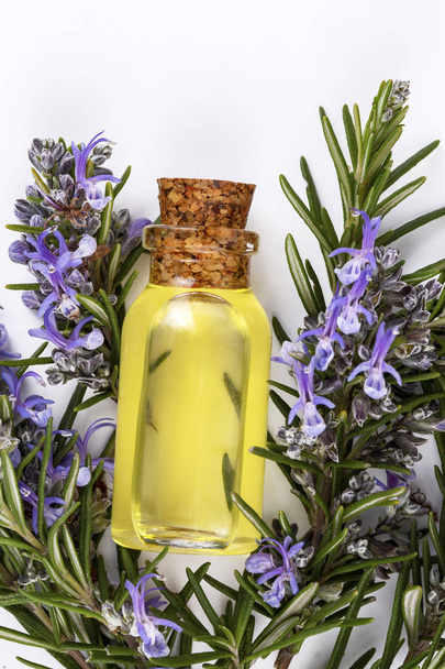 Aceite esencial de romero en una botella pequeña. Aroma natural cosmético
 - Foto, Imagen