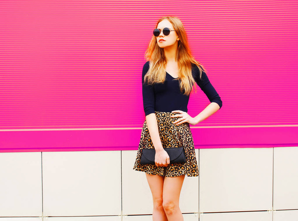 Beautiful blonde young woman in leopard skirt, sunglasses with h - Foto, imagen