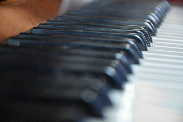 fekete-fehér billentyűk a zongorán  - Fotó, kép