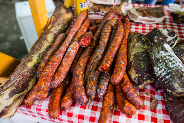 Домашние традиционные продукты копченое мясо на местных фермерских рынках
 - Фото, изображение