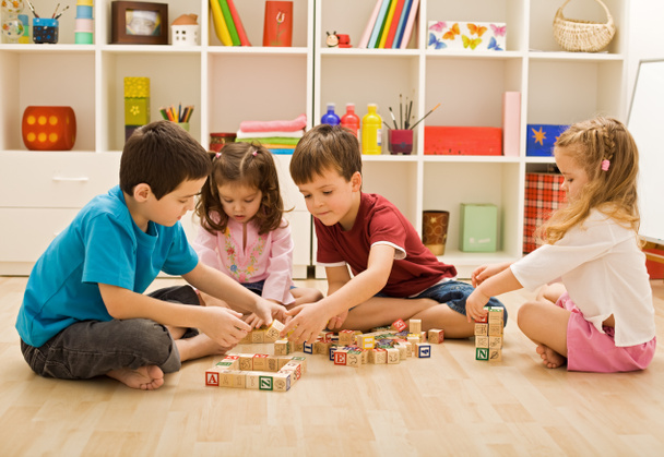 Niños jugando con bloques
 - Foto, imagen