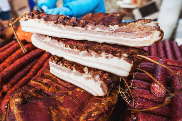 Domácí tradiční jídla uzená slanina na tržiště místních zemědělců - Fotografie, Obrázek