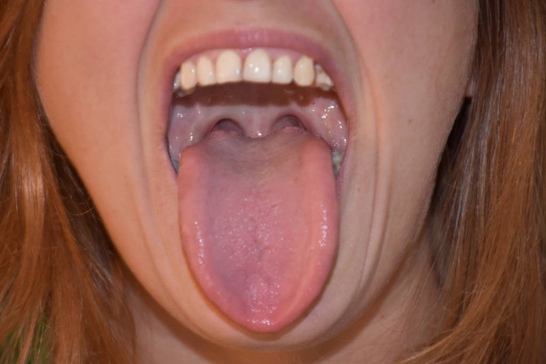 γλώσσα στο στόμα ενός ατόμου, - Φωτογραφία, εικόνα