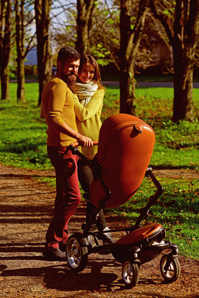 Baba ve anne ile bebek arabası, Aile bağlar. Mutlu anne sonbahar park açık yürüyün. Aile bağ kavramı. Evlilik bağları - Fotoğraf, Görsel