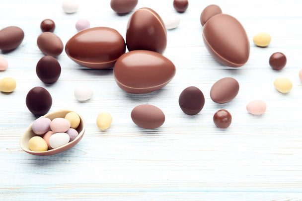 Chocolate easter eggs on wooden table - Foto, Imagem