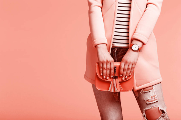 Woman with handbag on living coral background - Foto, imagen