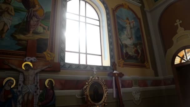 Nap fény áthalad a templom ólomüveg ablakok. Blick nap ólomüveg ablakok a régi templom. - Felvétel, videó