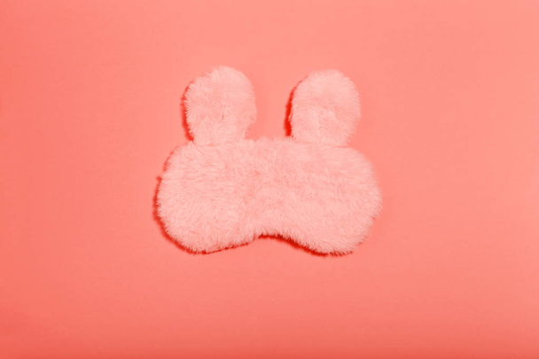 Sleeping mask on living coral color background. Minimalism conce - Foto, immagini