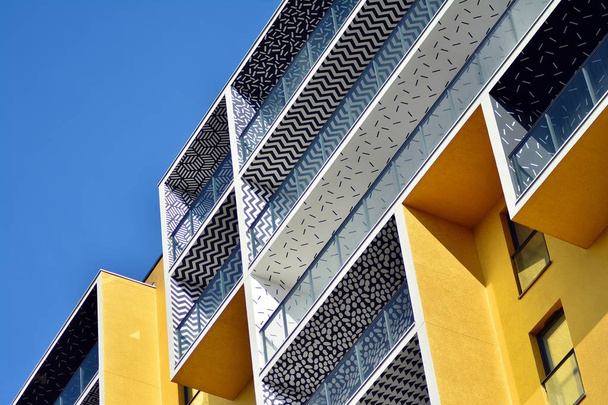Kerrostalon futuristinen arkkitehtuuri. Moderni asuinarkkitehtuuri
 - Valokuva, kuva