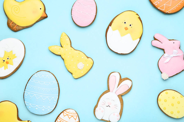 Easter gingerbread cookies on blue background - Фото, изображение