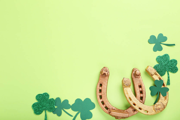 St.Patrick's Day. Golden horseshoes with clover leafs on green b - Fotoğraf, Görsel