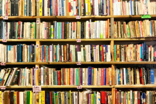 Muchos libros de pie en los estantes, borroso
 - Foto, Imagen