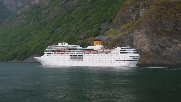 Groot cruiseschip vertrek voor Voyage, Noorwegen. - Video