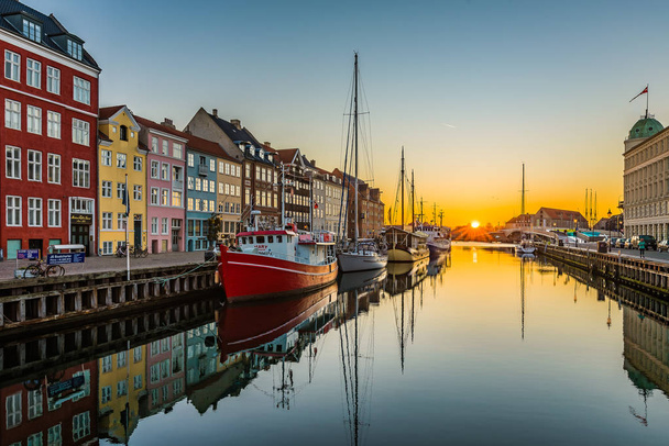 Spokojne wody Nyhavn za wcześnie rano - Zdjęcie, obraz