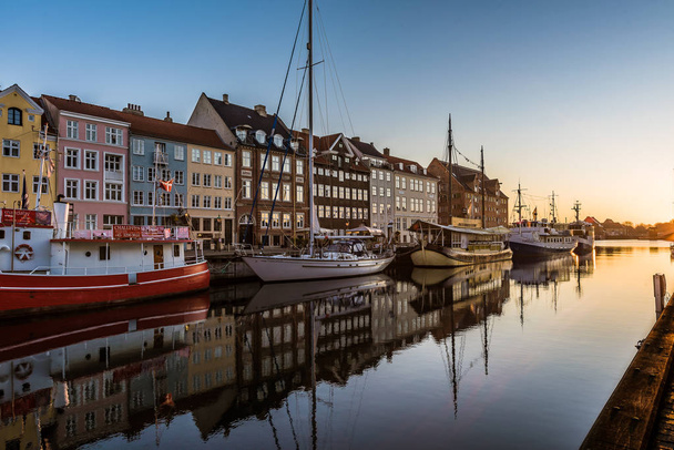 Casas coloridas ao nascer do sol ao longo do cais em Nyhavn Copenha
 - Foto, Imagem